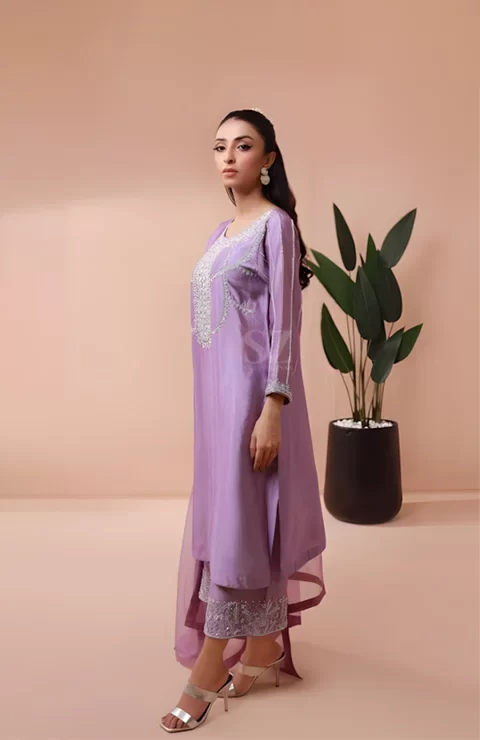 Elegant design from the Samana Zainab fashion collections